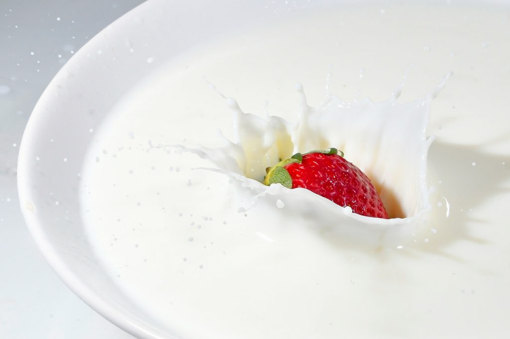 Fresh yoghurt with strawberries © pixabay/adonyig