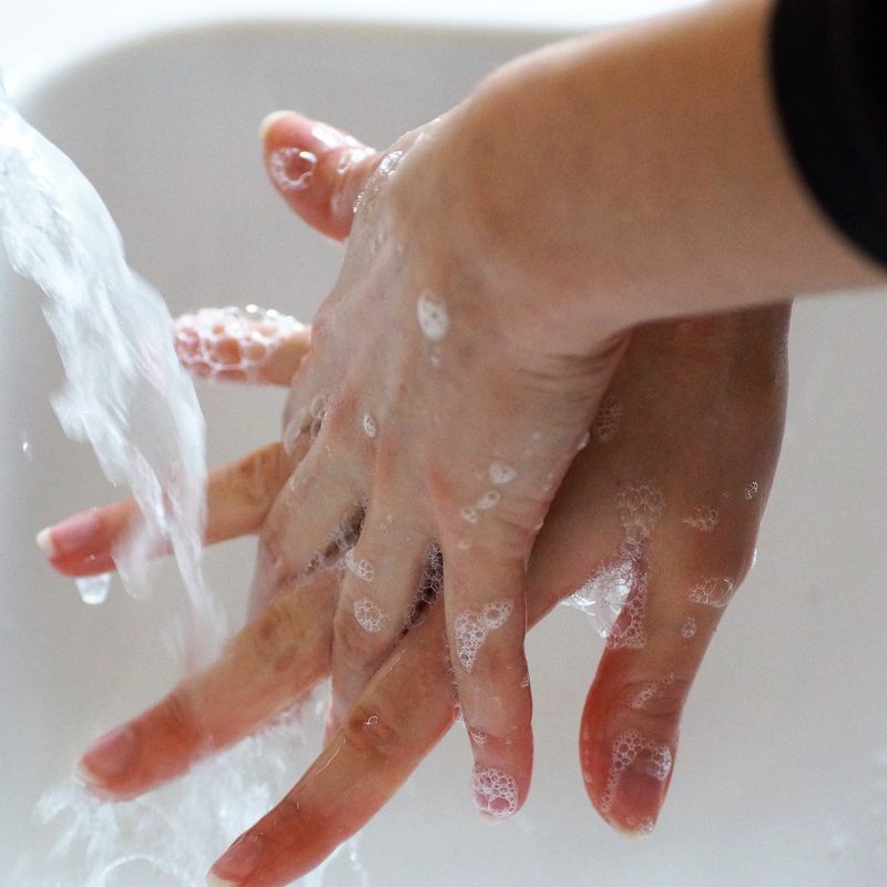 Lavare le mani riduce il rischio di Covid-19 © pixabay/ivabalk